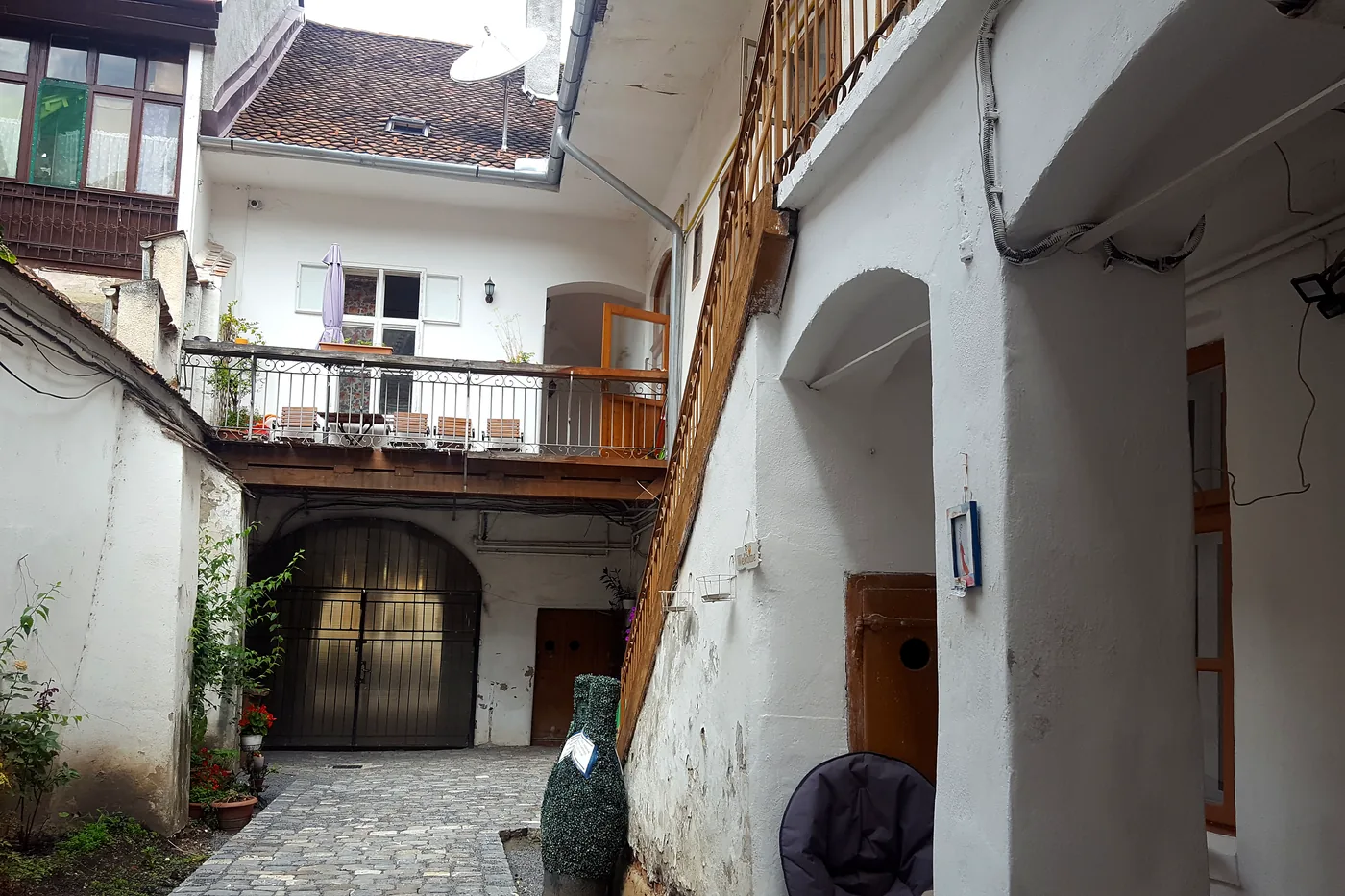 Der Innenhof mit Blick auf die Toreinfahrt und das hölzerne Tor