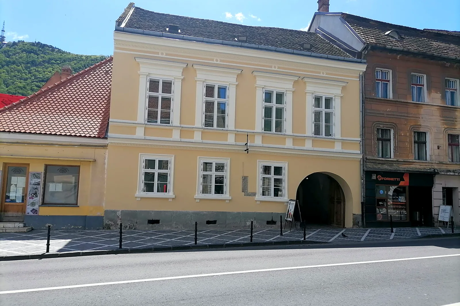 Das Haus Nr. 7 von der Gasse aus, im Hintergrund der Berg Zinne