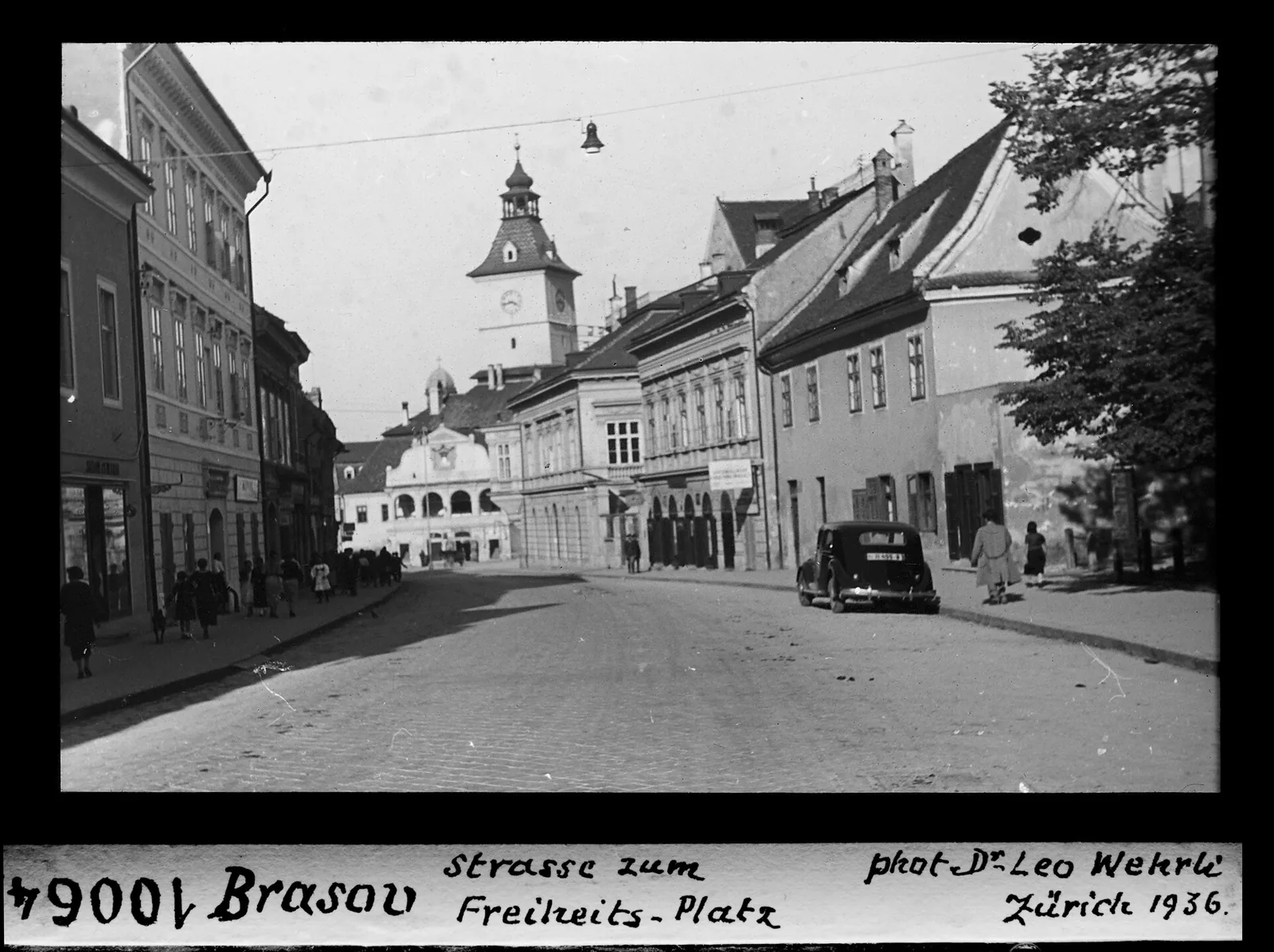 Schwarzweißfoto von 1936: die Gasse, im Hintergrund der Rathausturm
